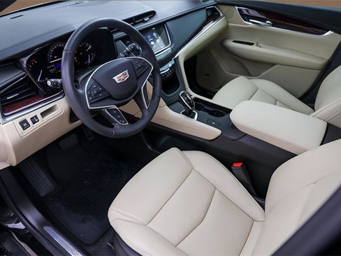 Used 2018 Cadillac XT5 Luxury w/ Driver Awareness Package image 10