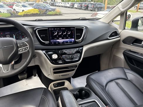Used 2023 Chrysler Pacifica Touring-L FWD image 32