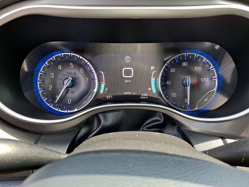 Used 2025 Chrysler Pacifica Select FWD image 19