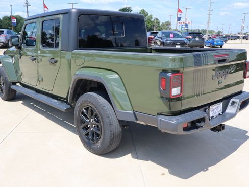 Used 2022 Jeep Gladiator Sport AWD/4WD image 7