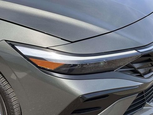 Used 2025 Hyundai Elantra SEL image 12