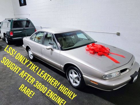 Used 1997 Oldsmobile 88 LSS FWD image 1