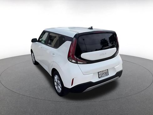 Used 2025 Kia Soul LX w/ LX Technology Package FWD image 11