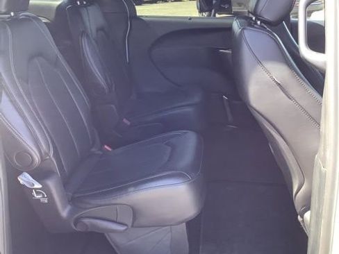 Certified 2025 Chrysler Pacifica Select FWD image 19