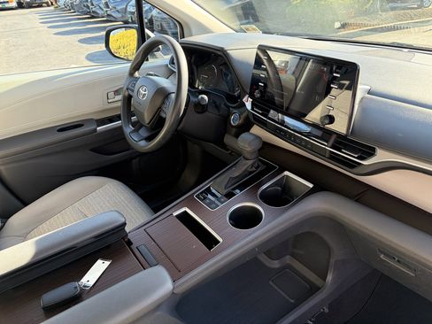 Used 2023 Toyota Sienna LE image 35