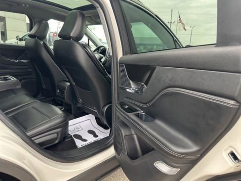 Used 2021 Lincoln Corsair AWD w/ Premium Package image 16