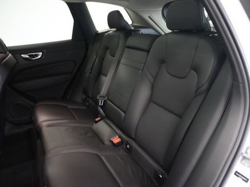 Used 2021 Volvo XC60 T6 Momentum image 34