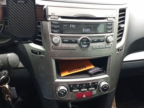 Used 2010 Subaru Outback 2.5i image 17