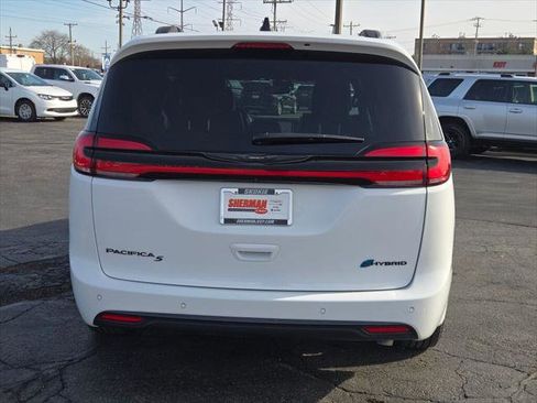 Certified 2025 Chrysler Pacifica Premium image 13