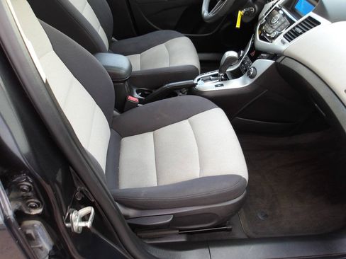 Used 2014 Chevrolet Cruze LS FWD image 6