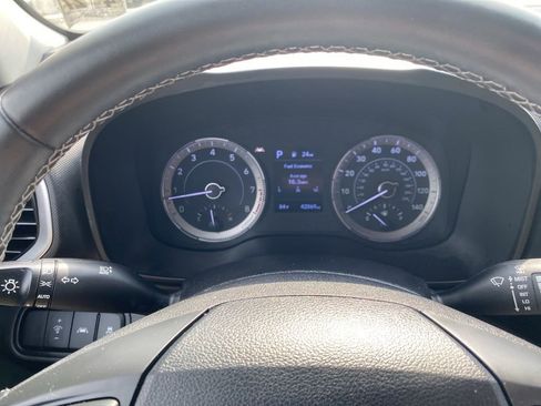 Certified 2022 Hyundai Venue SEL FWD image 11