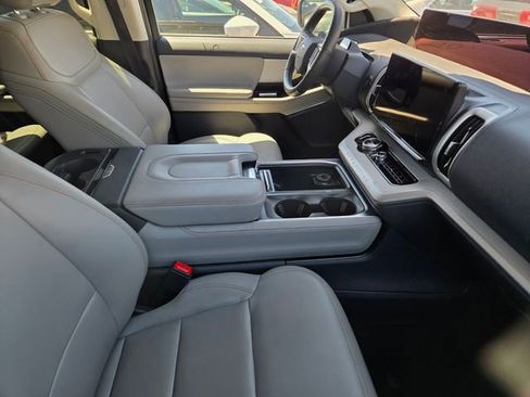 Used 2025 Ford Expedition Active AWD/4WD image 3