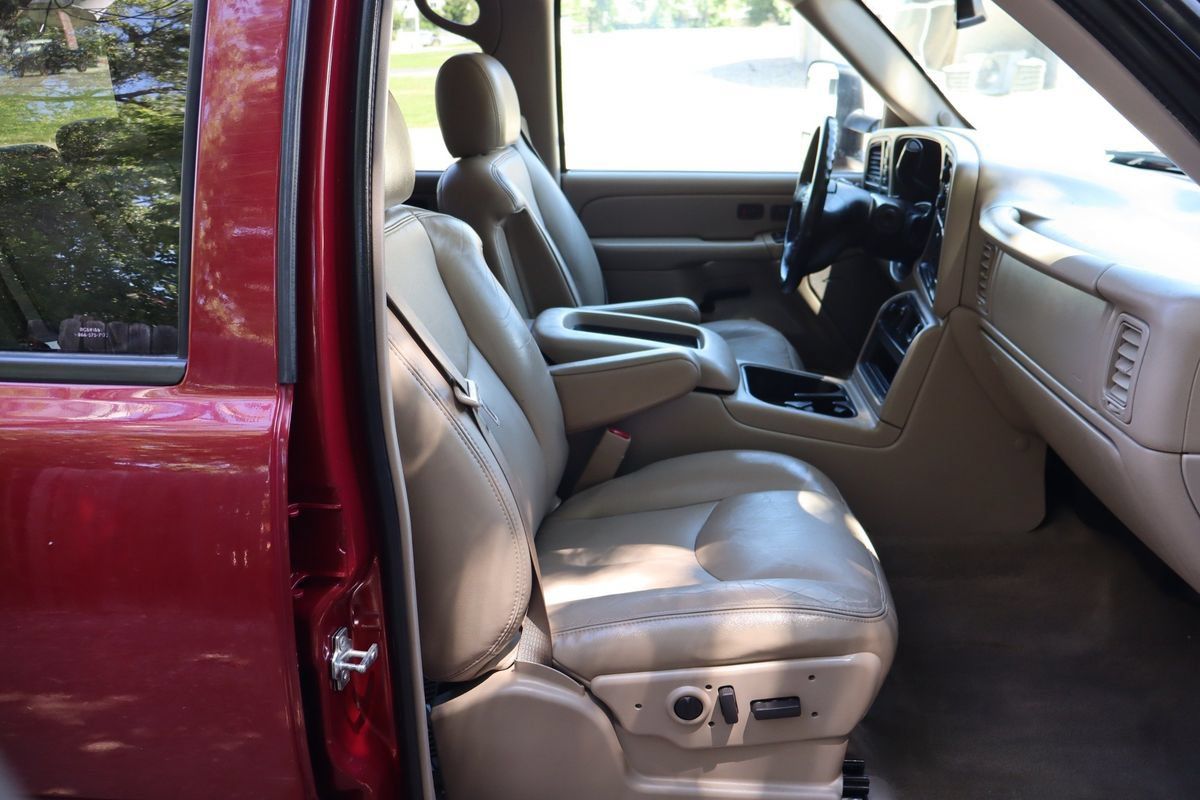Used 2006 Chevrolet Silverado 2500 LT w/ Onstar Plus Package AWD/4WD image 21
