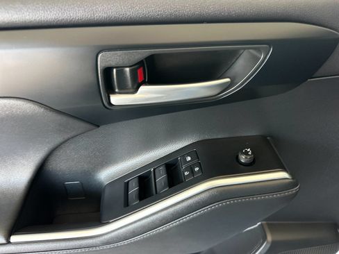 Used 2024 Toyota Highlander XLE FWD image 10