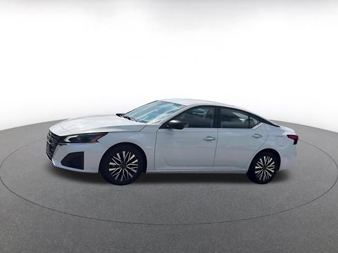 Used 2025 Nissan Altima 2.5 SV FWD image 8