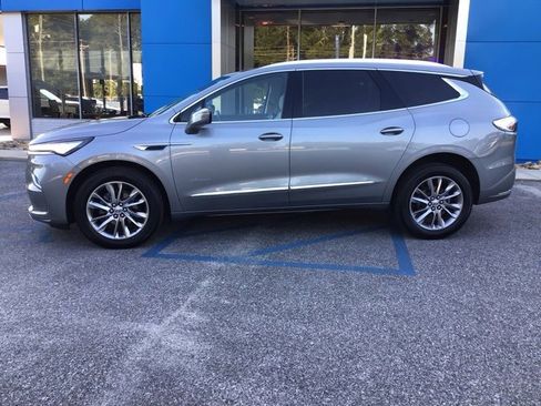 Used 2024 Buick Enclave Avenir image 3