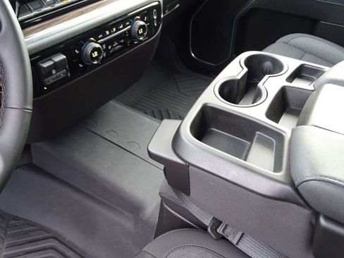 Used 2025 Chevrolet Silverado 1500 LT image 17