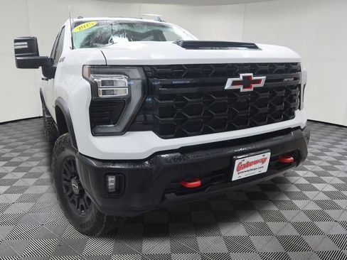 Used 2025 Chevrolet Silverado 2500 ZR2 w/ Technology Package AWD/4WD image 2