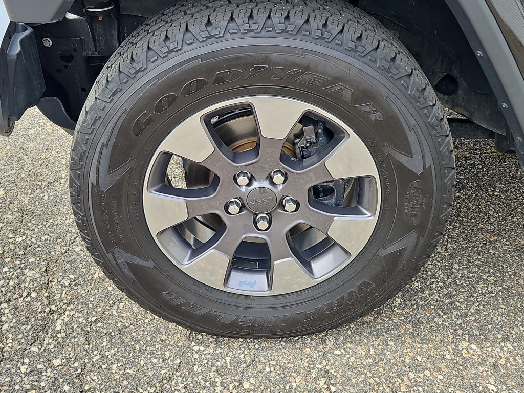 Used 2018 Jeep Wrangler Unlimited Sahara w/ Dual Top Group AWD/4WD image 11