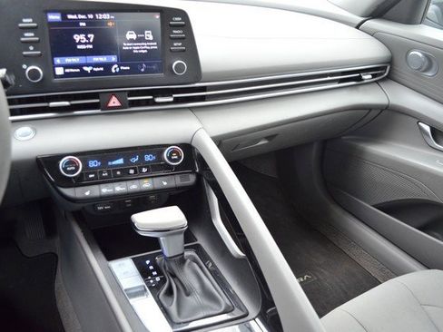 Used 2023 Hyundai Elantra Blue image 24