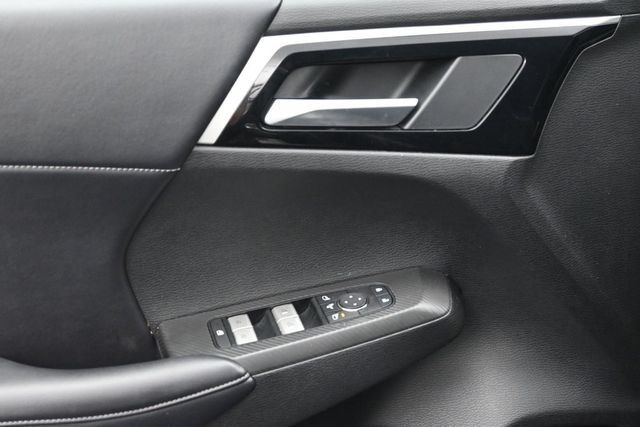 Used 2025 Mitsubishi Outlander SE FWD image 14