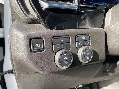 Used 2025 Chevrolet Silverado 2500 LT w/ Convenience Package image 17