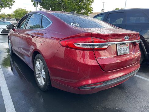 Used 2018 Ford Fusion SE w/ Fusion SE Technology Package image 2