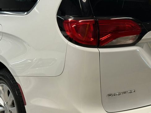 Used 2017 Chrysler Pacifica Touring-L image 12