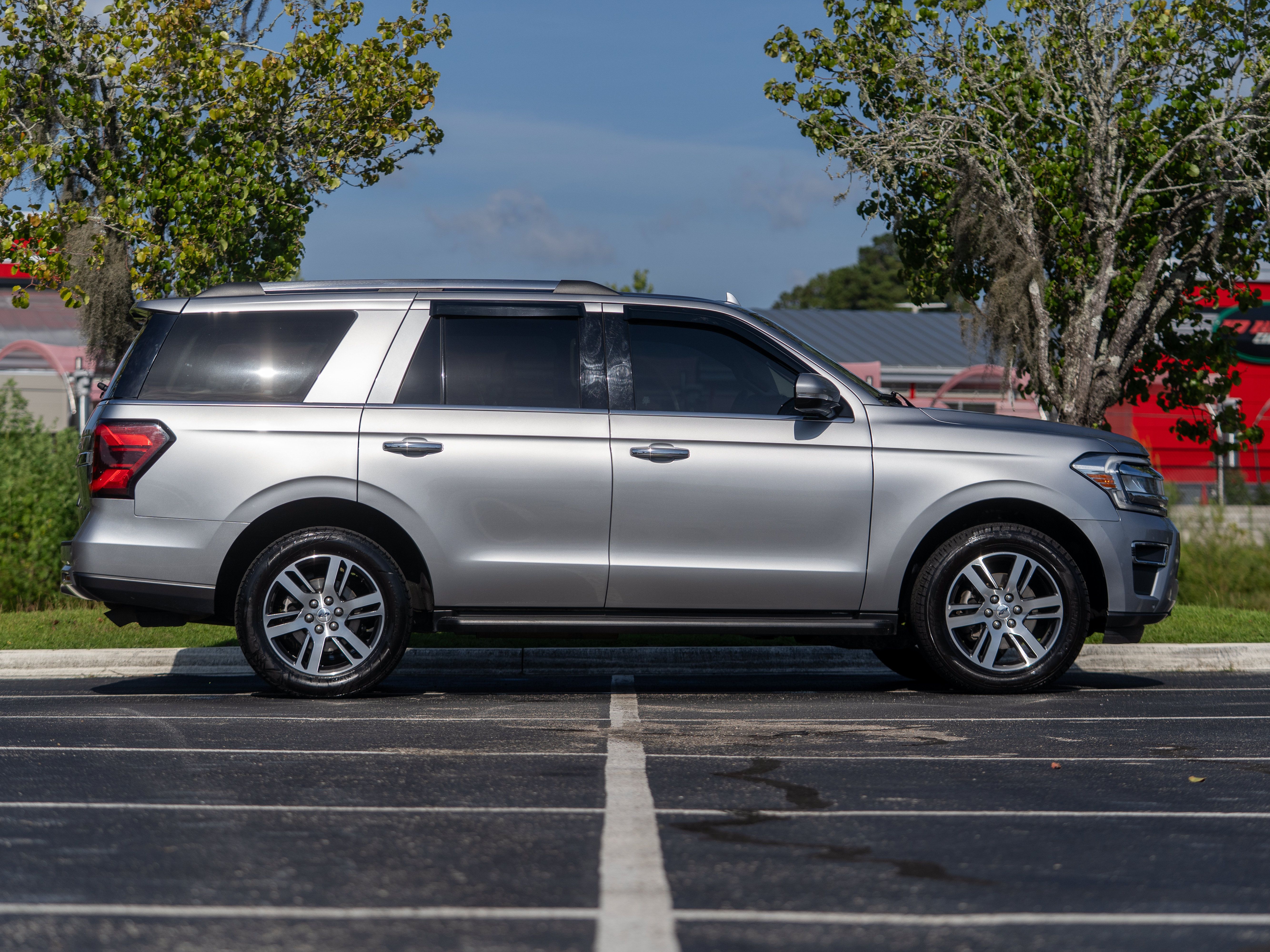Used 2024 Ford Expedition Limited AWD/4WD image 5