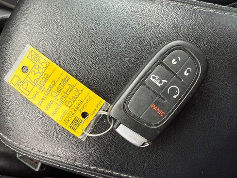 Used 2022 Jeep Cherokee Limited image 25