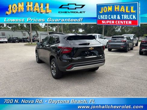 Used 2025 Chevrolet Trax LT FWD image 9