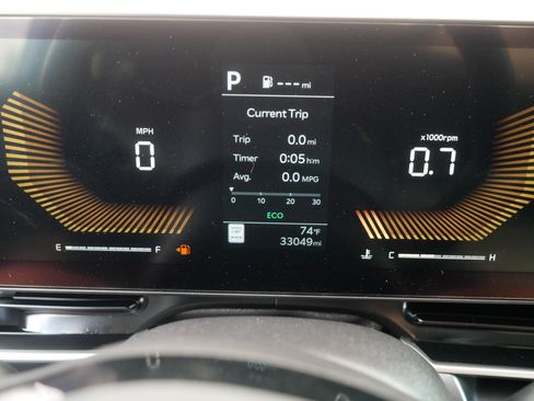 Used 2025 Kia Carnival FWD image 21