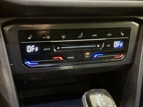 Used 2023 Volkswagen Tiguan SE w/ Panoramic Sunroof Package image 23