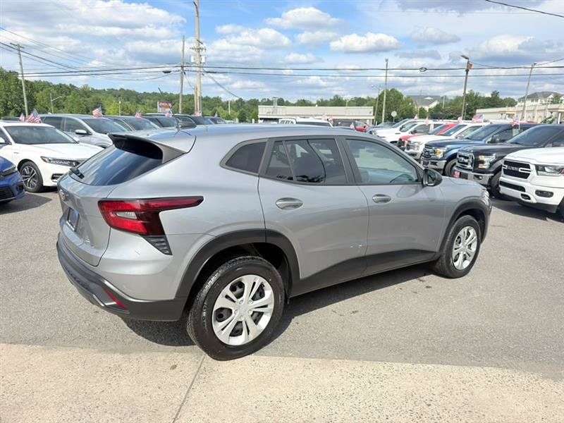 Used 2024 Chevrolet Trax LS w/ Driver Confidence Package FWD image 5
