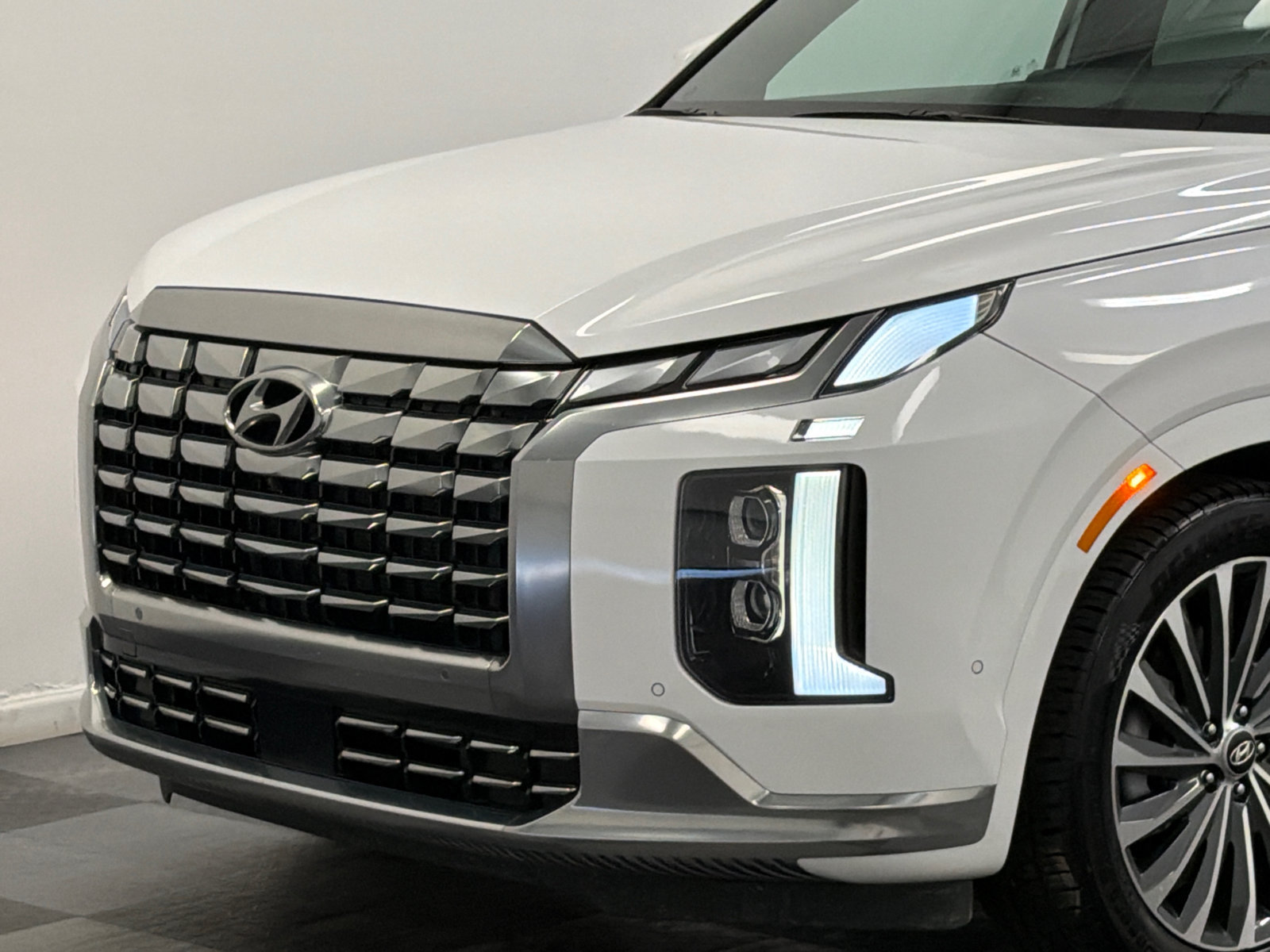 Used 2025 Hyundai Palisade Calligraphy AWD/4WD image 2