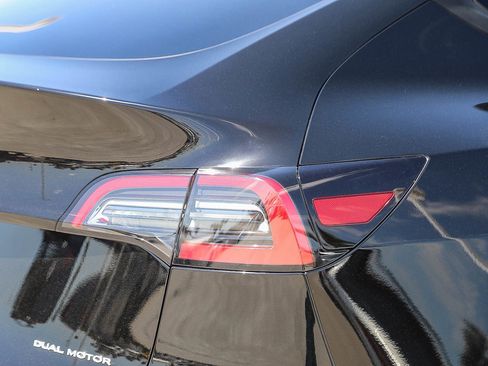Used 2024 Tesla Model Y Long Range AWD/4WD image 9