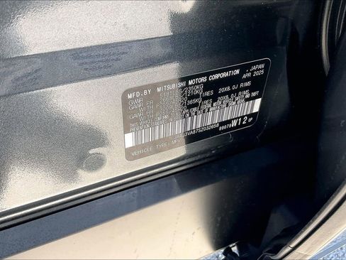 Used 2025 Mitsubishi Outlander SE image 16