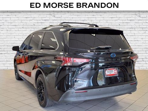 Used 2022 Toyota Sienna XLE Woodland Edition image 3