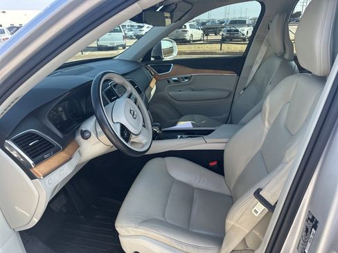 Used 2021 Volvo XC90 T6 Momentum w/ Climate Package image 6