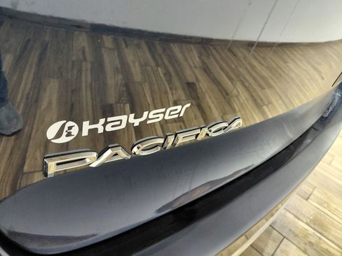 Used 2025 Chrysler Pacifica Select image 15