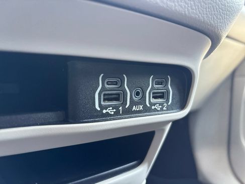 Used 2022 Chrysler Voyager LX FWD image 22