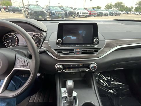 Used 2025 Nissan Altima 2.5 SV FWD image 19
