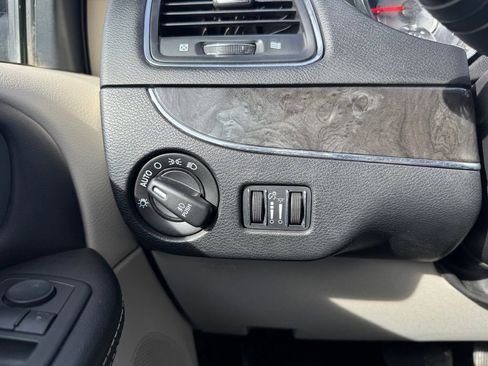 Used 2014 Chrysler Town & Country Touring-L w/ Driver Convenience Group image 33