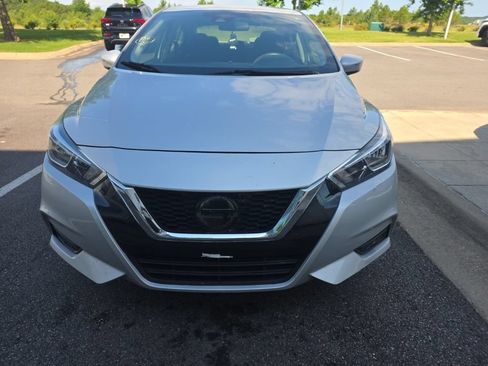 Used 2020 Nissan Versa SV FWD image 3
