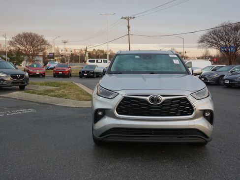 Used 2023 Toyota Highlander XLE image 2