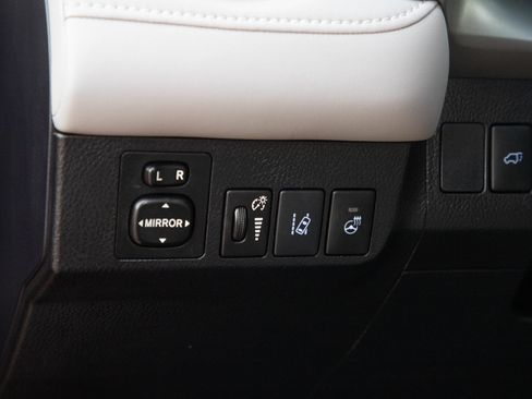 Used 2017 Toyota RAV4 Platinum FWD image 26