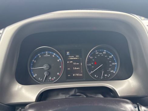 Used 2018 Toyota RAV4 LE image 57