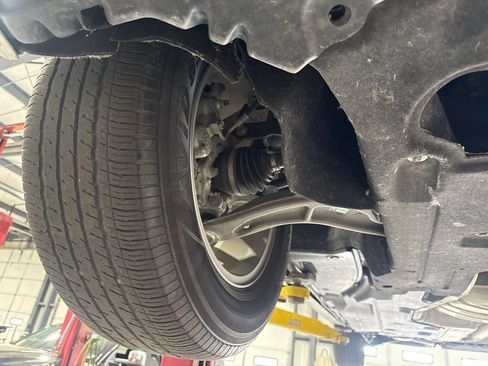 Used 2023 Chrysler Pacifica Touring-L FWD image 6