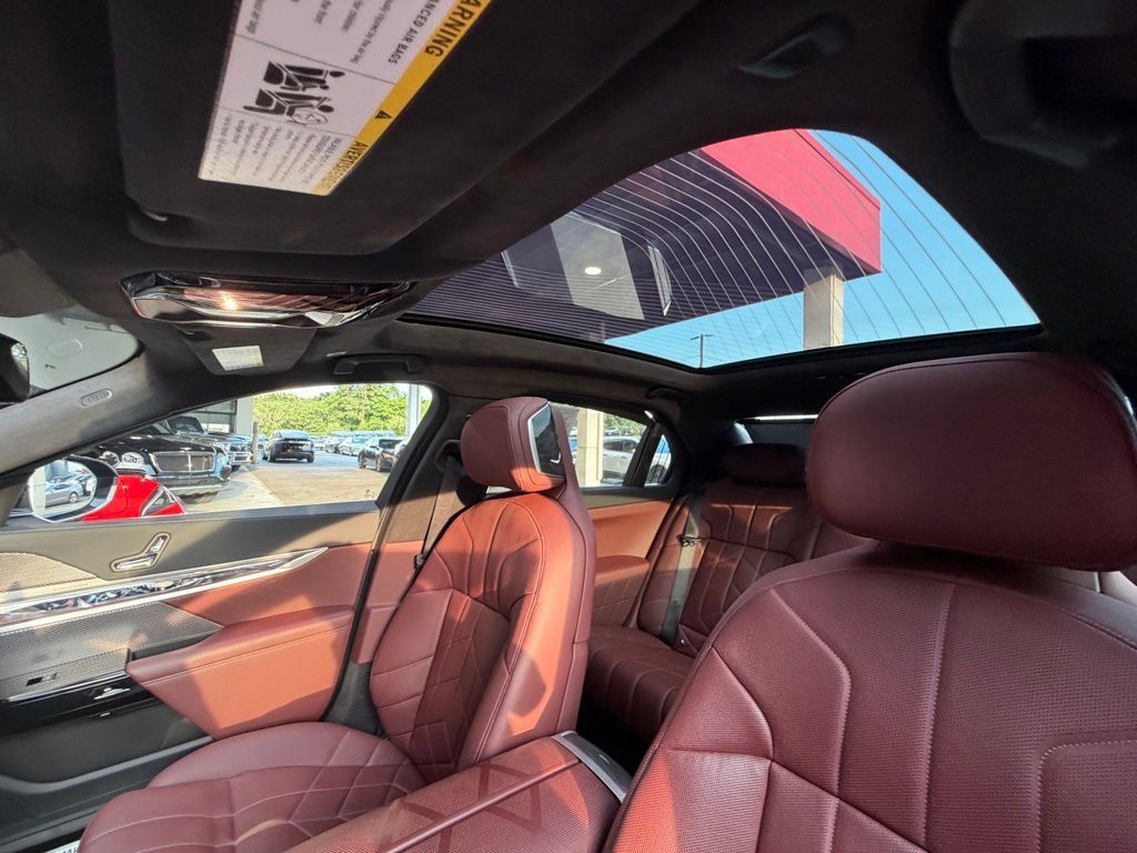 Used 2023 BMW i7 xDrive60 AWD/4WD image 28