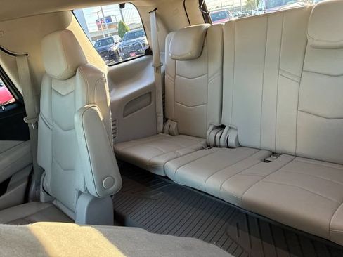 Used 2019 Cadillac Escalade Luxury RWD image 17
